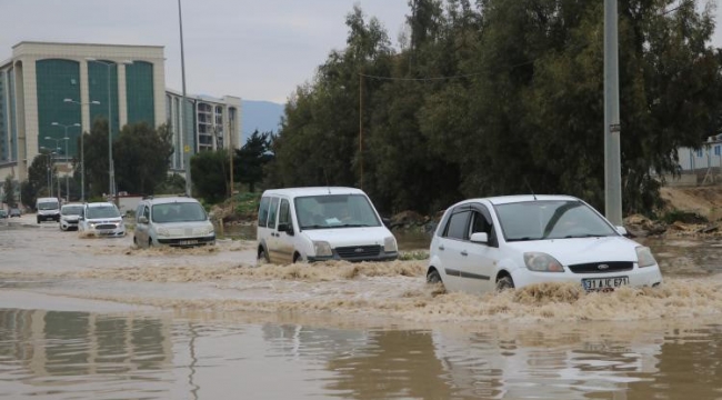 Göle dönen cadde sürücülere zor anlar yaşattı