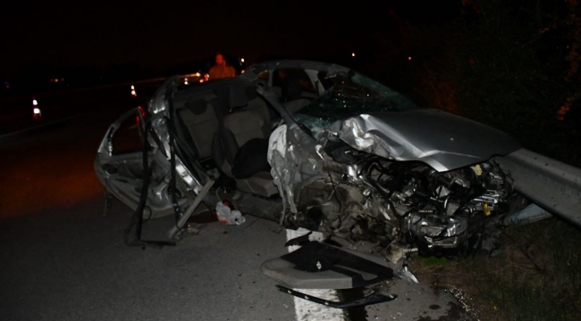 Hatay'da bariyerlere çarpan otomobil hurdaya döndü: 1 ölü