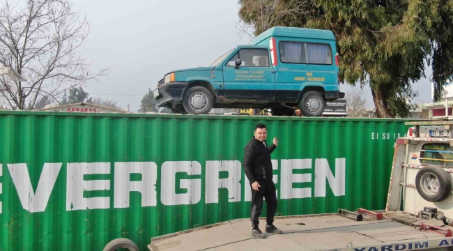 Hatay'da ilginç görüntü: Konteyner üzerindeki aracı gören bir daha bakıyor