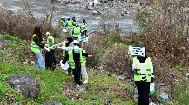 Osmaniye şivesi ile yazılı dövizlerle çevre temizliğine dikkat çektiler