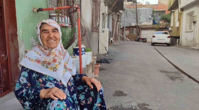 83 yaşındaki Fatma teyze her gün evinin önünü süpürerek örnek oluyor