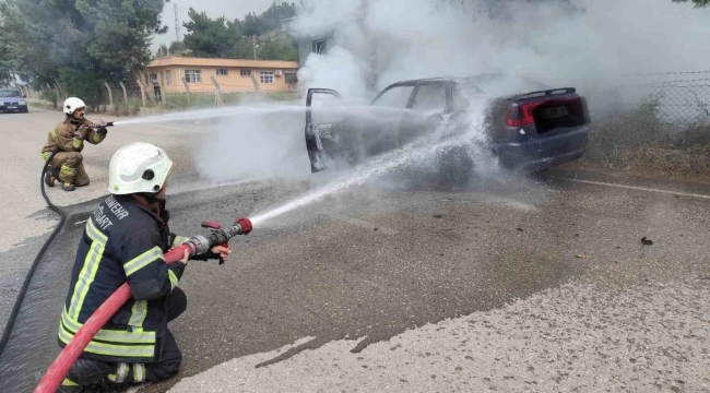 İskenderun'da yanan araç hurdaya döndü