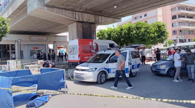 Adana'nın Seyhan ilçesinde motosikletli kişiler tarafından trafik ışıklarında bir otomobile silahlı saldırı düzenlendi. Saldırıda 1 kadın öldü, 2 kişi de yaralandı.