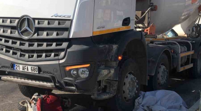 Beton mikseri ile çarpışan motosikletteki 2 kişi hayatını kaybetti