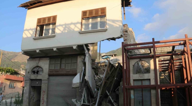 Hatay'da 2 katlı hasarlı binada çökme meydana geldi