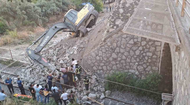 Hatay'da toprak altında kalan iş makinası operatörü kurtarıldı