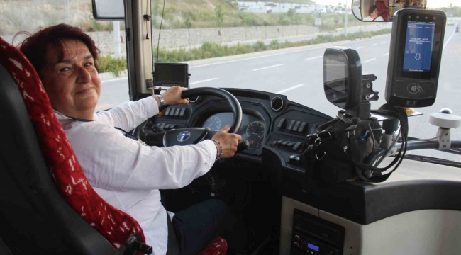 Hayali olan koltuğa kavuşan enkaz kentin tek kadın otobüs şoförü, 8 yıldır mesleğini severek yapıyor