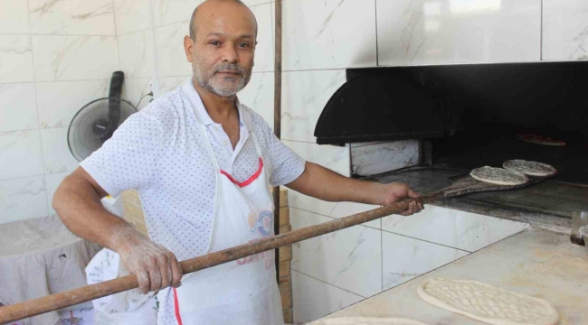 Kavurucu sıcakta ocak başında zorlu mesai yapan fırıncı, 800 TL yevmiye alıyor