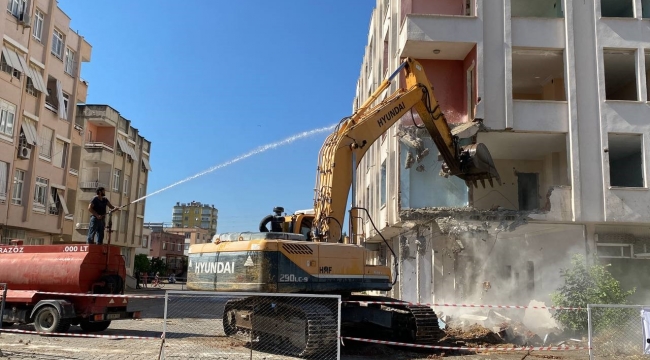 Kozan'da ağır hasarlı binaların yıkımına 18 ay sonra başlandı