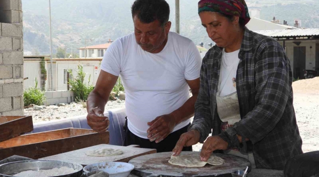 Vefakar çift, kavurucu sıcakta evlatlarını okutabilmek için tandır başında ter döküyor