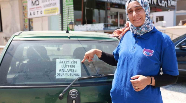 14 yıldır ehliyeti olmasına rağmen araç kullanamayan kadın, "Acemiyim. Lütfen anlayışlı olur musunuz" notu sayesinde korkusunu yendi