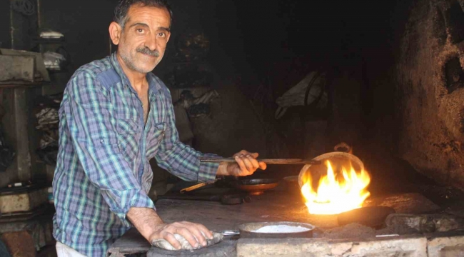 40 dereceyi bulan sıcakta mesaiye devam eden kalaycı, alev başında çalışacak çırak bulamıyor