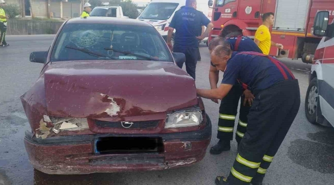 Antakya'da iki otomobilin karıştığı kazada 4 kişi yaralandı