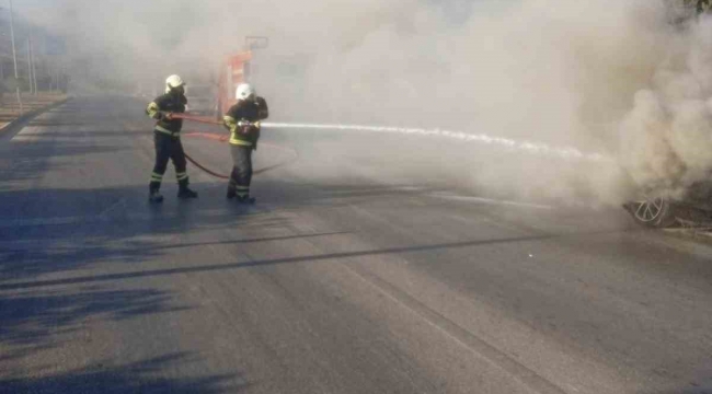 Antakya'da otomobil alev alev yandı