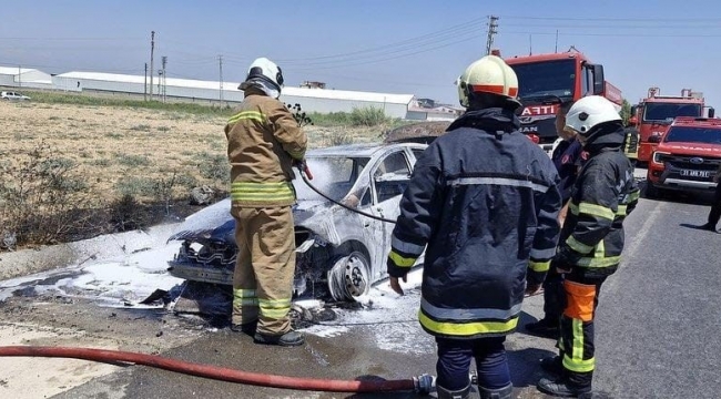 Antakya'da yanan araç kullanılmaz hale geldi