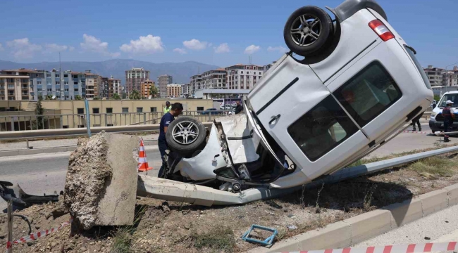 Aydınlatma direğine çarpan araç ters döndü