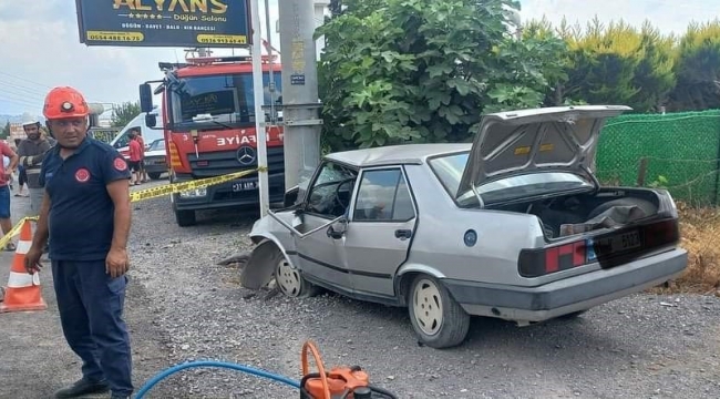 Aydınlatma direğine çarpan Tofaş'ın sürücüsü hayatını kaybetii