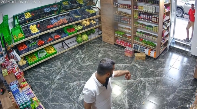 Çamur olan ayakkabısını çıkararak markete giren inşaat işçisi sosyal medyada ilgi odağı oldu