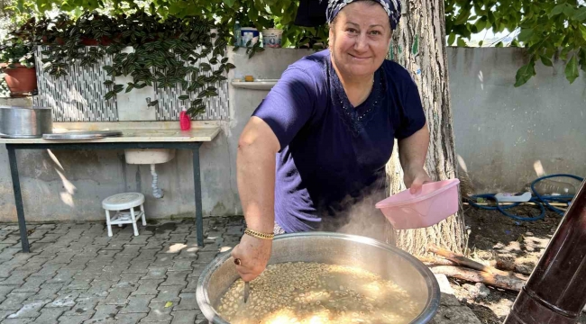 Deprem bölgesinde bolluk ve bereketin simgesi aşure odun ateşinde pişti