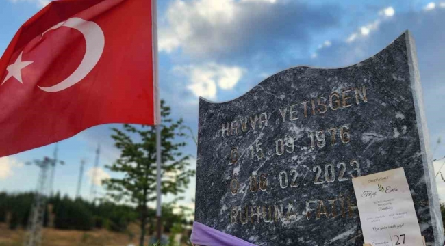 Depremde kaybettiği annesinin mezarına düğün davetiyesi bıraktı, kına gecesi yürekleri ısıttı