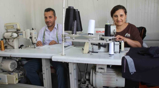 Depremin yıkamadığı 30 yıllık terzi kardeşler, mesailerini konteyner iş yerinde sürüdrüyorlar