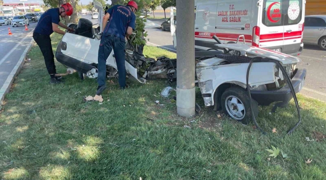 Direğe çarpan otomobil ikiye bölündü: 1 ölü, 1 yaralı