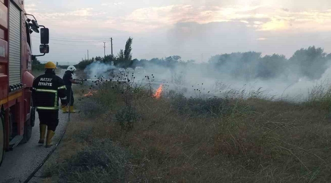 Erzin'de doğal gaz borusu üzerindeki otluk alanda yangın çıktı