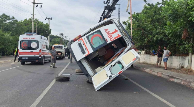 Hatay'da ambulans devrildi: 2 sağlık çalışanı yaralandı