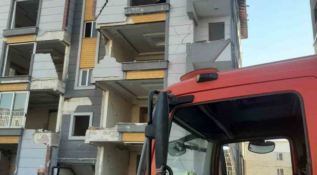 İntihar etmek için 5 katlı apartmana çıkan şahıs ikna edildi