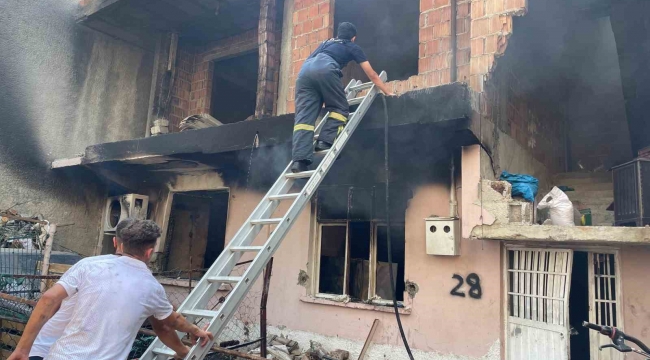 Kadın kocasına kızıp evi ateşe verdi, kendii de yandı