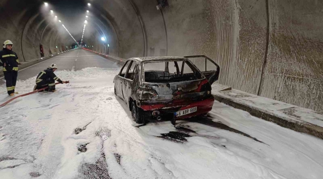 Kahramanmaraş'ta seyir halindeki otomobil alev aldı