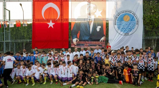 Mersin'de 'U-11U-12 Futbol Şenliği Ligi' ödül töreni ile son buldu