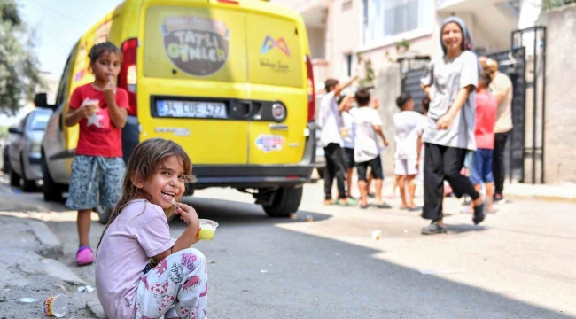 Mersin'de çocuklara limonlu dondurma ikram ediliyor