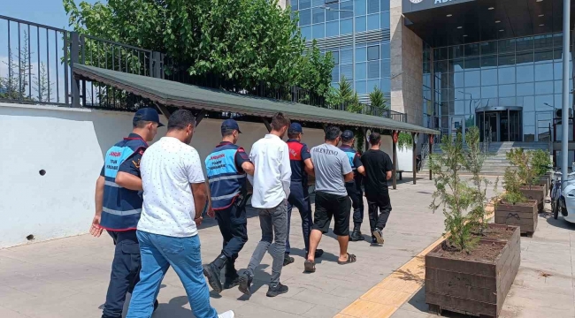 Mersin'de göçmen kaçakçılarına yönelik operasyon: 5 gözaltı