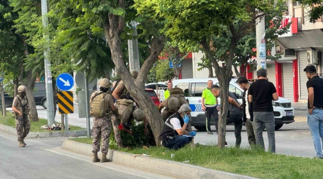 Mersin'de karakol önünde havaya ateş açan şahsı özel harekat polisi vurdu