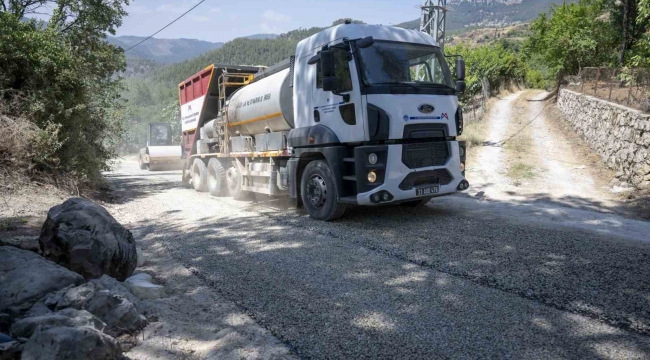 Mersin'de kırsal mahallelerde yol yapım çalışmaları sürüyor