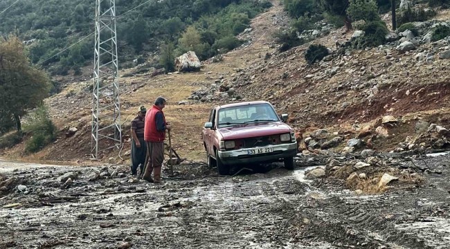 Mersin'de şiddetli yağış hayatı olumsuz etkiledi