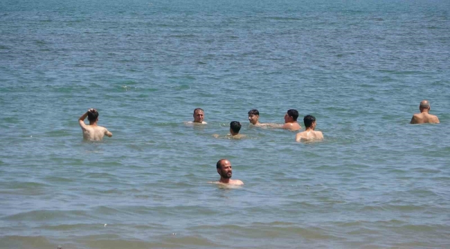 Mersin'de vatandaşlar serinlemek için deniz ve gölgelere akın ediyor