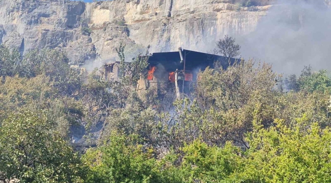 Mersin'de yangın: 3 ev zarar gördü