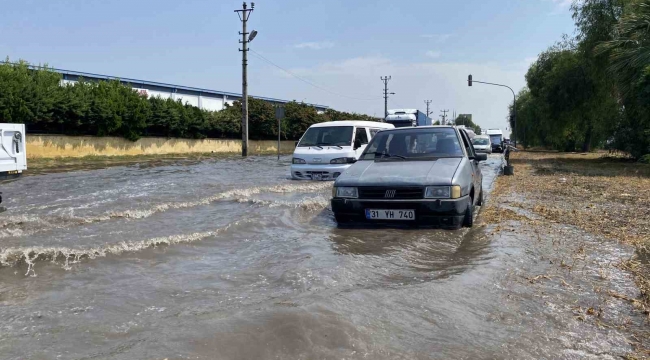 Mersin'deki sağanak araç trafiğini de olumsuz etkiledi