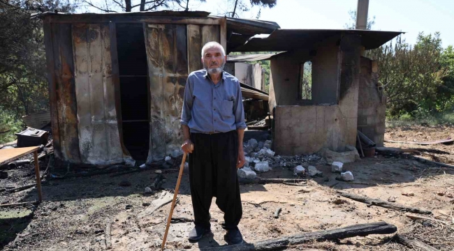 Orman yangınında evi yanan yaşlı adam: "80 yıllık evim başımıza yıkıldı"