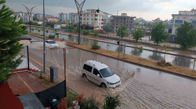 Osmaniye'de sağanak ve fırtınada sokaklar göle döndü