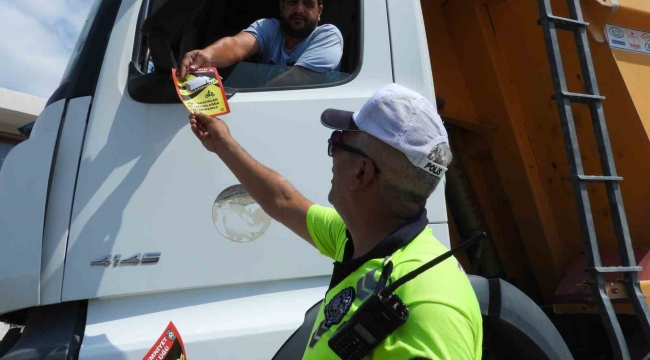 Polis ekipleri tır ve motosiklet sürücülerine bilgilendirici broşür dağıttı