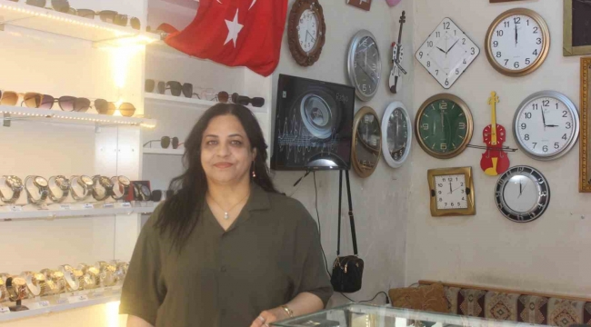 Şükran Usta, 15 yıldır saat tamirciliği yapıyor