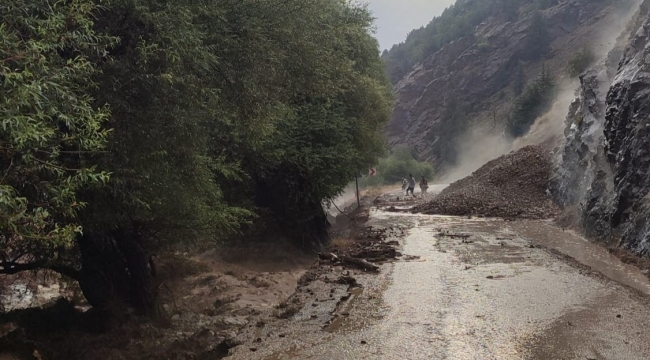 Toprak kayması sonucu kapanan yol yeniden açıldı