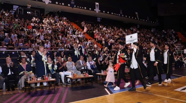 Toros Üniversitesi'nde mezuniyet coşkusu