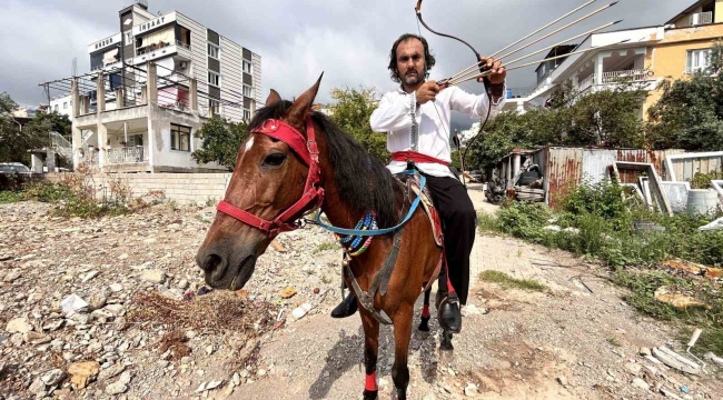 Türk filmlerinden çıkmışçasına sokaklarda atıyla gezen Hataylı Kara Murat, nostalji yaşatıyor