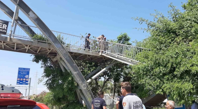 Üst geçide çıkarak intihar etmek isteyen şahıs ikna edildi