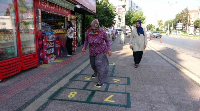 7'den 70'e her yaştan vatandaş 'sek sek' oynayarak geçiyor