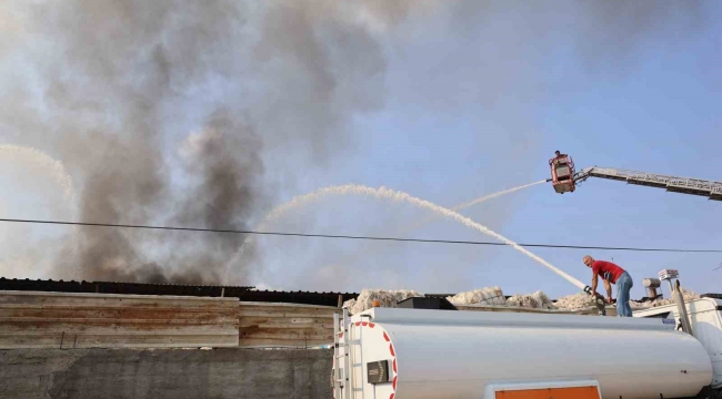 Adana'da geri dönüşüm fabrikası alevlere teslim oldu